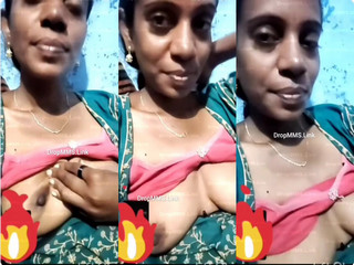 Tamil Innocent Aunty Boobs Showing on Videocall
